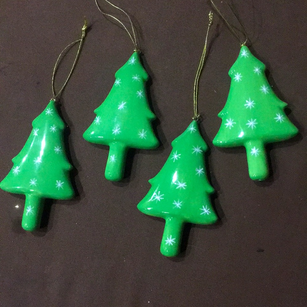 Green Tree Ornaments White Snowflakes Resin Christmas Set of 4 NWOT NEW